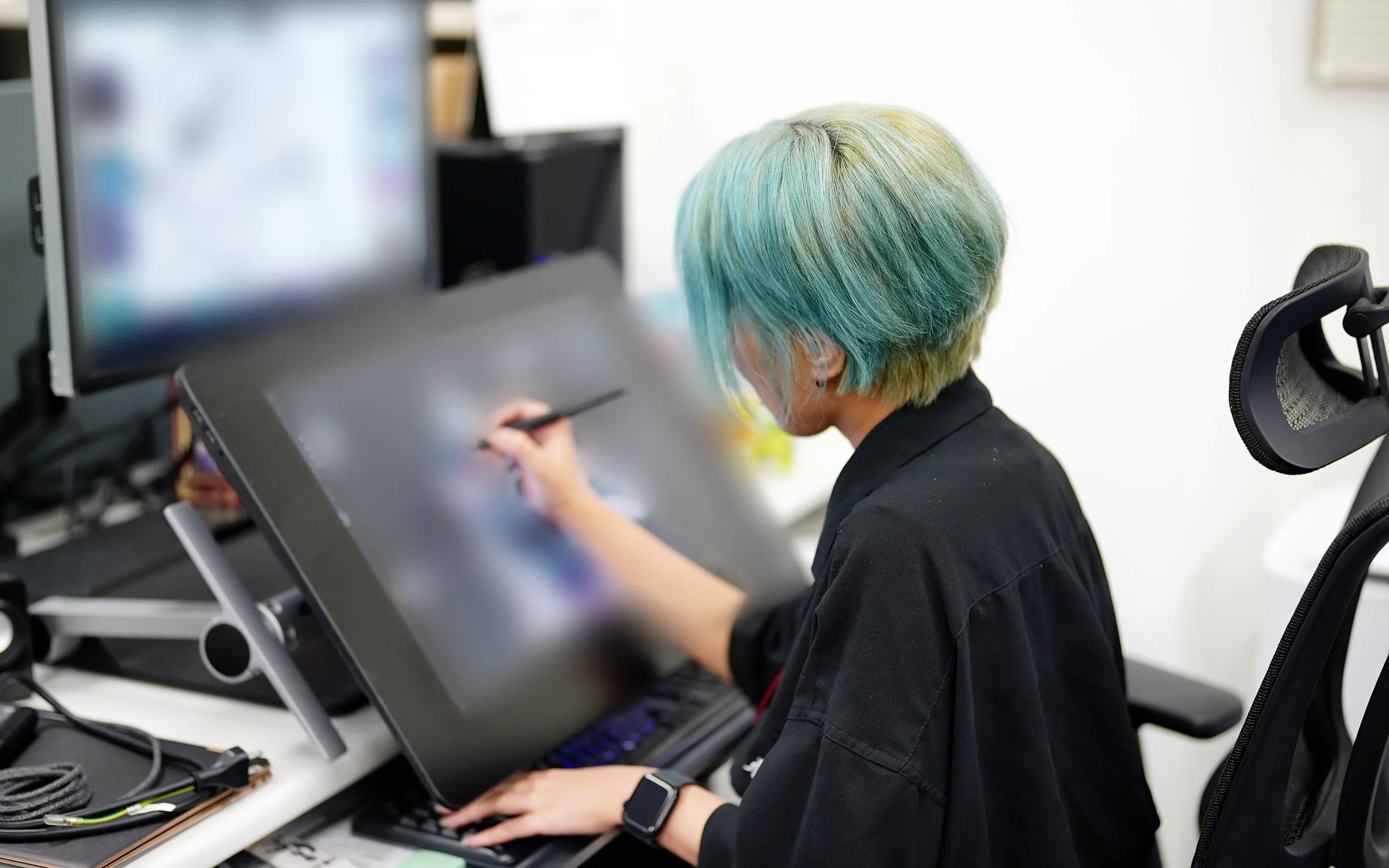 ペンタブレットでイラストを描くアーティスト